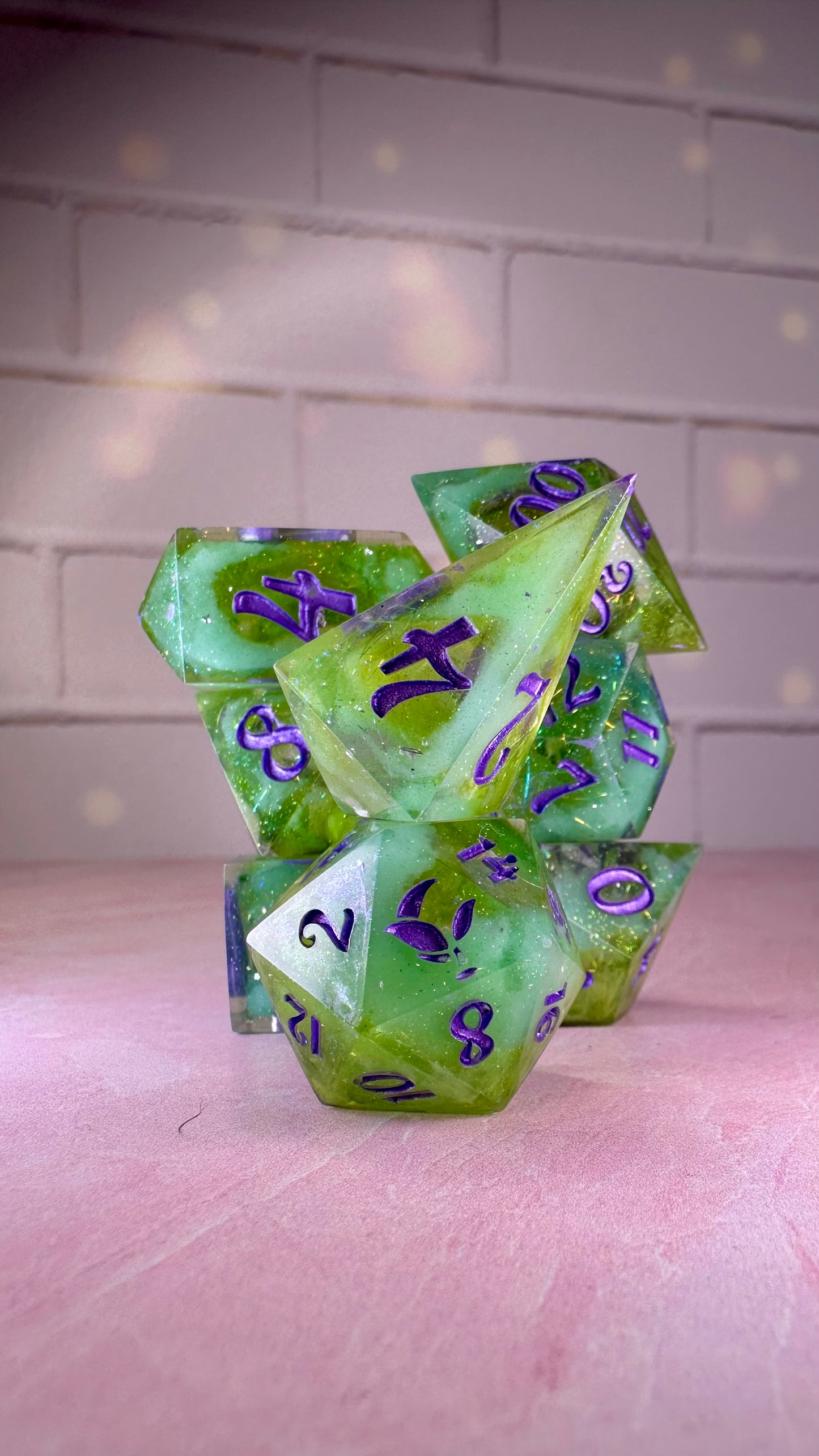 Vernestra Rwoh 8 piece polyhedral dice set (Large)
