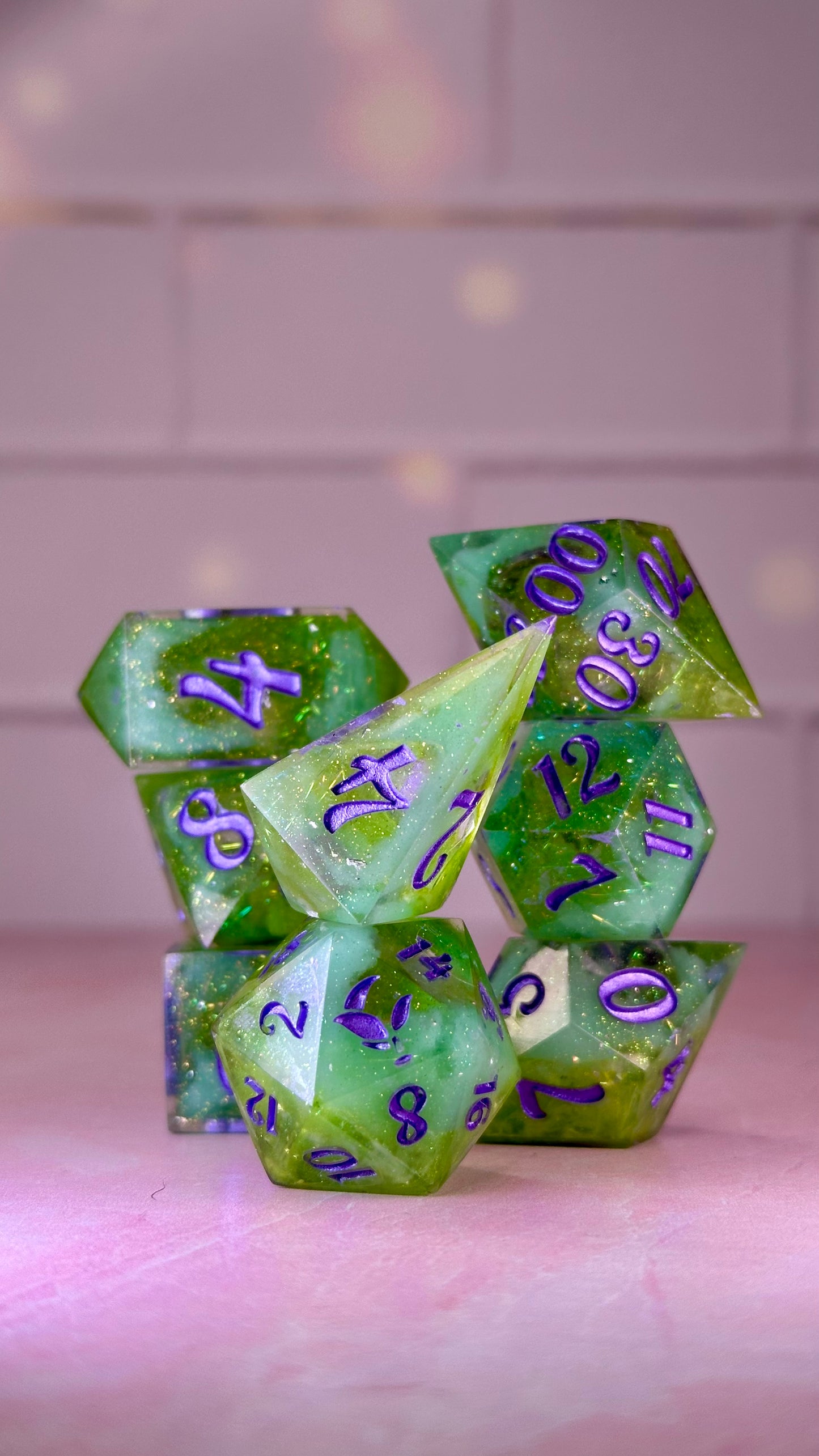 Vernestra Rwoh 8 piece polyhedral dice set (Large)