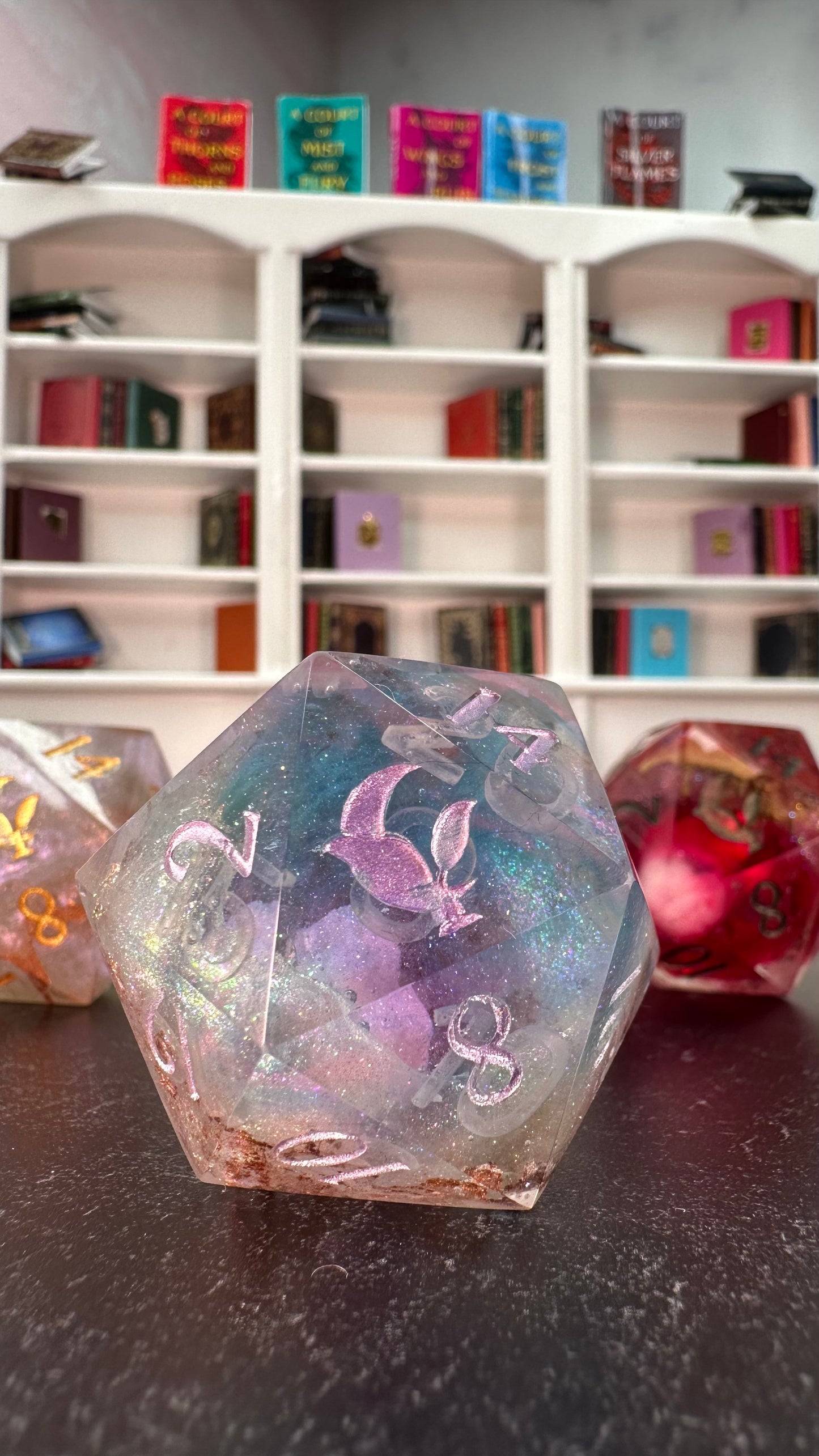 Velaris- 40 MM Logo d20 Chonk