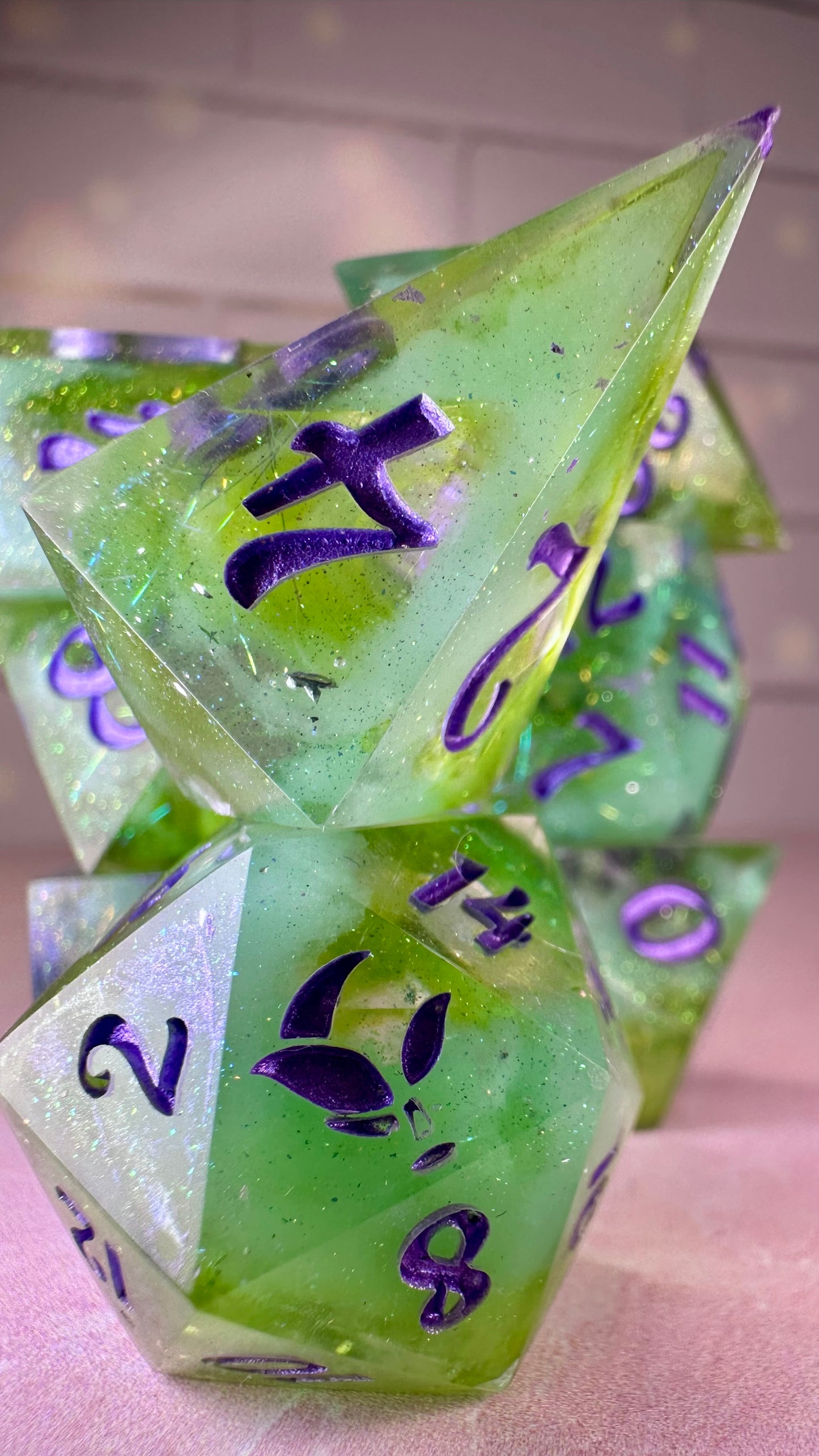 Vernestra Rwoh 8 piece polyhedral dice set (Large)