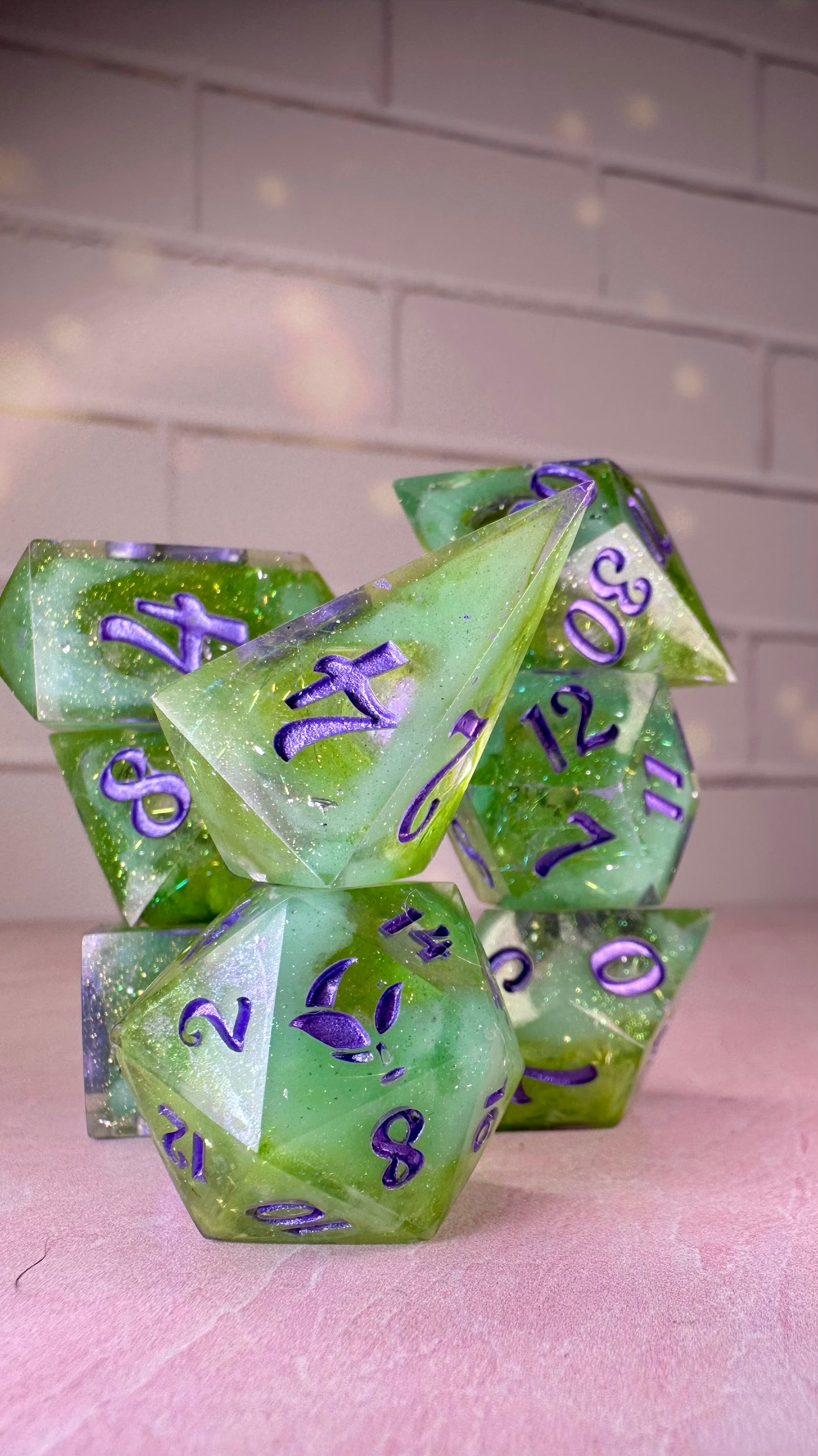 Vernestra Rwoh 8 piece polyhedral dice set (Large)